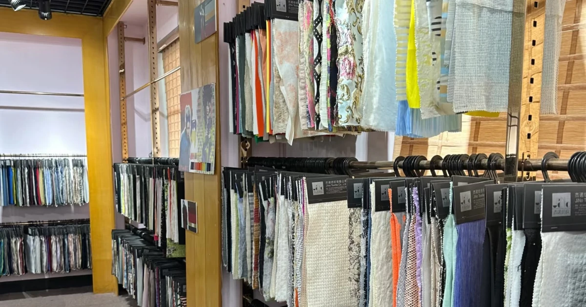 Apparel Brand Supply Chain Guide: Woven vs. Knit in 3 Seconds & China's Top 2 Fabric Markets Revealed